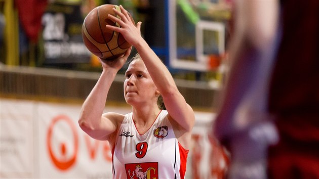 Hradeck basketbalistka Tereza Kuthanov v akci proti Nymburku