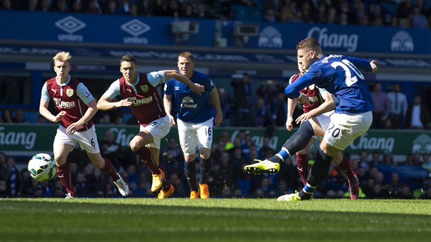 Ross Barkley z Evertonu zahrv pokutov kop v utkn s Burnley.