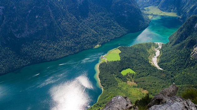 Pohled na jezero Königssee ze stezky u vyhlídky Archenkanzel