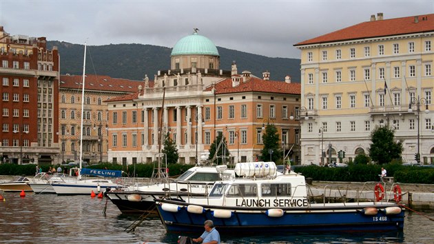 Nbe s klasicistnm palcem Demetria Carciotti. Zde vybh do moe Molo Audace, po nm za pjemnch podveer korzuj lid.