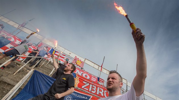 O brigdu byl mezi fotbalovmi fanouky velk zjem.