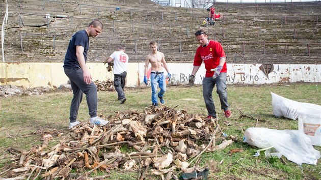 Nejvt ichtu odvedla zhruba stovka dobrovolnk, kte v sobotu opt ksili kdysi slavn stadion.