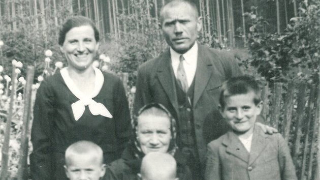 Zleva stoj rodie Antonie a Alois Prudilovi, pod nimi Milo, kterho coby desetiletho popravili nacisti, na kln babiky mal Blanka a vpravo nejstar syn Jaroslav.