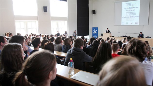 Americk velvyslanec Andrew Schapiro debatoval se studenty Masarykovy univerzity.