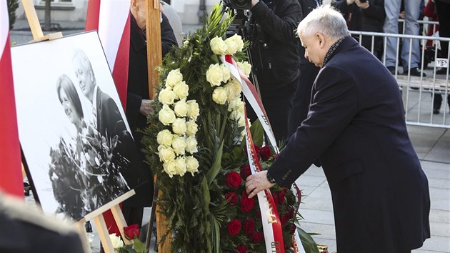 Bratr Lecha Kaczyskho Jaroslaw pokld kvtiny na pamtku obt leteckho netst u Smolensku (Varava, 10. dubna 2015).