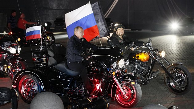 Vladimir Putin a éf Noních vlk Alexandr Zaldostanov v Novorosijsku v roce...