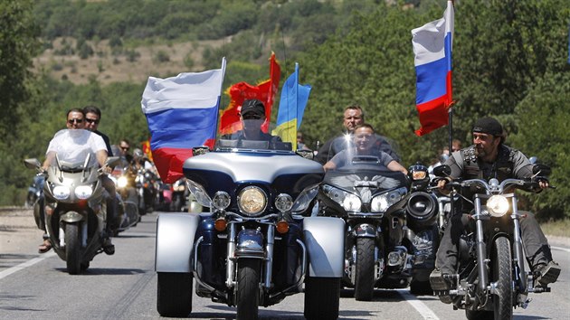 Vladimir Putin a f Nonch vlk Alexandr Zaldostanov na Krymu v roce 2010.