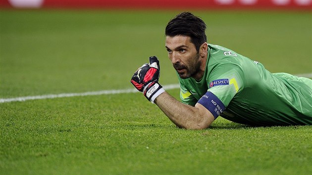 MM TO POD KONTROLOU. Gianluigi Buffon, brank Juventusu, po zkroku proti toku Monaka.