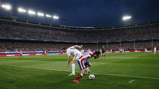KDO S KOHO? Gareth Bale z Realu Madrid (vlevo) bojuje s Juanfranem z Atltika.