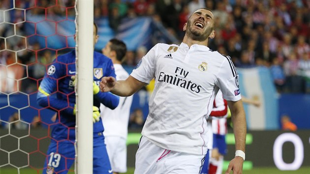 ZASE TO NEVYLO. Karim Benzema po nevydaenm toku Realu Madrid.
