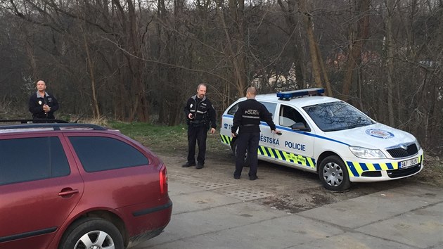 Policist v Kyjch ptrali po uprchlm mui. (10. 4. 2015)