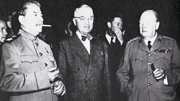 J. V. Stalin, H. Truman a W. Churchill na postupimsk konferenci v lt 1945