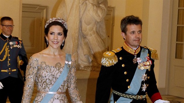 Dnsk korunn princ Frederik a korunn princezna Mary pichzej na veei na poest dnsk krlovny Margrethe II. (Koda, 15. dubna 2015).