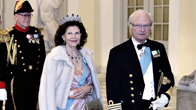 vdsk krl Carl XVI. Gustaf a krlovna Silvia pichz na veei na poest dnsk krlovny Margrethe II. (Koda, 15. dubna 2015).