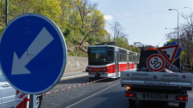 V prask ulici Chotkova vedouc prudkm svahem k Praskmu hradu se svalila deska zakrvajc mostn konstrukci (19. 4. 2015).