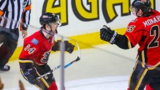 Jiří Hudler a Sean Monahan v euforii po vstřeleném gólu. Jiří Hudler a Sean Monahan v euforii po vstřeleném gólu.