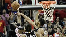 James Harden měl v souboji s hráči San Antonia hodně těžkou práci. Na snímku ho... James Harden měl v souboji s hráči San Antonia hodně těžkou práci. Na snímku ho...
