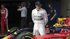 Lewis Hamilton se zájmem pozoruje vz Kimiho Raikkonena.
