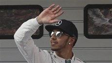 Vítz kvalifikace na Velkou cenu íny Lewis Hamilton mává divákm.