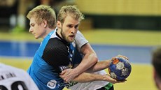 Plzeňský Martin Kavka (s míčem) a Slavomír Mlotek z Karviné. Plzeňský Martin Kavka (s míčem) a Slavomír Mlotek z Karviné.