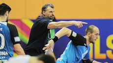 Plzeňský trenér Martin Šetlík diriguje své svěřence. Plzeňský trenér Martin Šetlík diriguje své svěřence.