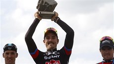 Parádní dlaební kostku pro vítze závodu Paí-Roubaix zvedá John Degenkolb....