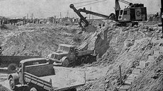 Zatímco v květnu 1960 hloubily bagry základy budoucí elektrárny, o 45 let... Zatímco v květnu 1960 hloubily bagry základy budoucí elektrárny, o 45 let...