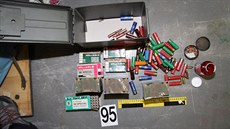 Zbran a munice nalezené v díln pod obchodním centrem
