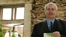 Luděk Jaša s jednou ze svých dřívějších publikací. Luděk Jaša s jednou ze svých dřívějších publikací.