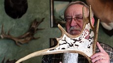Myslivec Miroslav Třmínek z Mariánksých Lázní je rekordmanem ve vyřezávání z... Myslivec Miroslav Třmínek z Mariánksých Lázní je rekordmanem ve vyřezávání z...