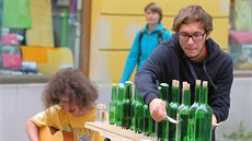 V centru města lze dělat spoustu věcí. Třeba hrát na kytaru a na lahve... V centru města lze dělat spoustu věcí. Třeba hrát na kytaru a na lahve...