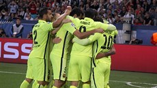TÝMOVÁ RADOST. Fotbalisté Barcelony se radují ze vstelené branky v úvodním...