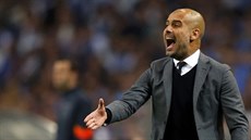 TAKHLE TO HRAJTE! Pep Guardiola, trenér fotbalist Bayernu Mnichov, kouuje své...