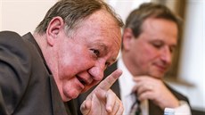 Poslanci Vítězslav Jandák a Martin Komárek při veřejném slyšení kandidátů do... Poslanci Vítězslav Jandák a Martin Komárek při veřejném slyšení kandidátů do...