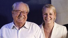 Jean-Marie Le Pen na archivním snímku z roku 2012 se svou vnukou Marion. 