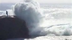 Mladou turistku smetla vlna na irských Aranských ostrovech.