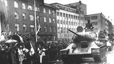 Tanky T-34 na Prokešově náměstí po osvobození Ostravy před sedmdesáti lety. Tanky T-34 na Prokešově náměstí po osvobození Ostravy před sedmdesáti lety.