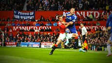 Robin van Persie (vlevo) v souboji s Johnem Terrym Robin van Persie (vlevo) v souboji s Johnem Terrym