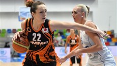 Ewelina Kobrynová z Jekatěrinburgu (vlevo) v euroligovém semifinále proti... Ewelina Kobrynová z Jekatěrinburgu (vlevo) v euroligovém semifinále proti...