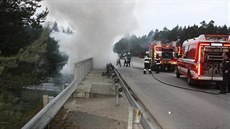 Auto po nehod skonilo na svodidlech a zaalo hoet.