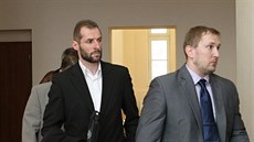 Bývalý hokejista Ivan Padělek (vlevo) odešel od jihlavského soudu znovu s... Bývalý hokejista Ivan Padělek (vlevo) odešel od jihlavského soudu znovu s...