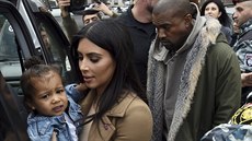 Kanye West s Kim Kardashianovou a jejich dcerou North po návtv kostela v...