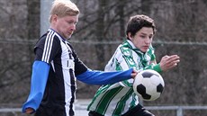Herec a fotbalový útočník Ladislav Hampl (vlevo) v dresu Jindřichovic v utkání... Herec a fotbalový útočník Ladislav Hampl (vlevo) v dresu Jindřichovic v utkání...