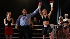 Fabiana Bytyqi po vítězném souboji v profesionálním ringu. Fabiana Bytyqi po vítězném souboji v profesionálním ringu.