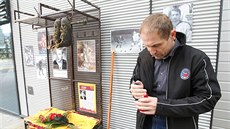 Bedřich Ščerban zapaluje svíčku u pietního místa, kde se v Jihlavě vzpomíná na... Bedřich Ščerban zapaluje svíčku u pietního místa, kde se v Jihlavě vzpomíná na...