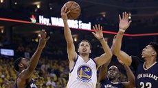 Stephen Curry z Golden State zakončuje v obležení basketbalisty New Orleans. Stephen Curry z Golden State zakončuje v obležení basketbalisty New Orleans.