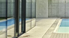 Materiálov se na stavb uplatnila psobivá kombinace betonu a skla.
