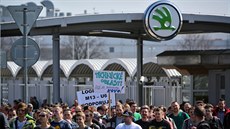 Před továrnou Škoda Auto proběhla stávka odborářů, které se účastnilo několik... Před továrnou Škoda Auto proběhla stávka odborářů, které se účastnilo několik...