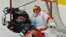 Chomutovský Libor Šulák skončil v brance olomouckého gólmana Tomáše Vošvrdy. Chomutovský Libor Šulák skončil v brance olomouckého gólmana Tomáše Vošvrdy.