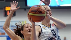 Laia Palauová (vlevo) z USK Praha brání Agnieszku Bibrzyckou z Fenerbahce...